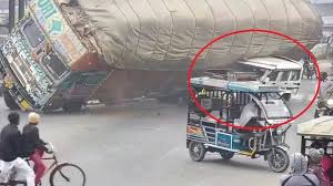 रामपुर के बिलासपुर क्षेत्र में दर्दनाक हादसा, बोलेरो से बचने के प्रयास में ट्रक पलटा