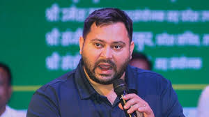 "जिसने दो वोटर ID जारी किए, वही सवाल कर रहा": चुनाव आयोग के नोटिस पर तेजस्वी यादव का तंज