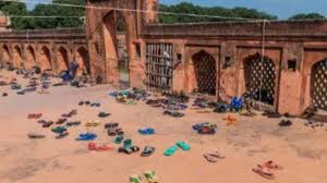 बहराइच में अवैध मदरसे का निरीक्षण, शौचालय में छिपी मिलीं 40 नाबालिग लड़कियां