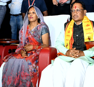 आर्टिकल 370 मूवी छत्तीसगढ़ में हुई टैक्स फ्री, मुख्यमंत्री विष्णुदेव साय ने  पत्‍नी संग देखी फिल्‍म